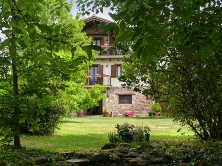 Hotel desde el jardín Hotel Rural iribarnia  mejor hotel rural en el Pais Vasco