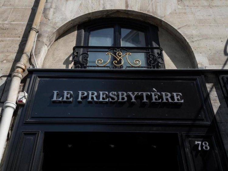 Entrada del histórico hotel de lujo Le Presbytère de París